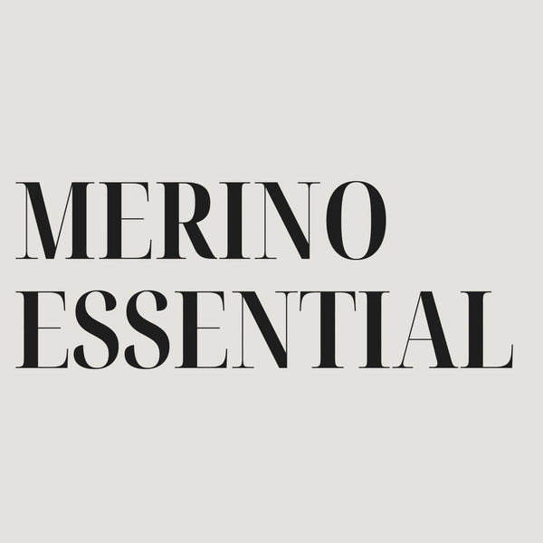 Napis „MERINO ESSENTIAL” na jasnym tle — okładka rolki o T-shircie NERO.