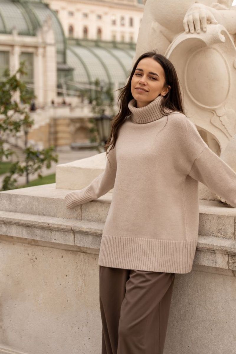 Sweter BELLAGIO wykonany z 90% wełny merino i 10% kaszmiru.
Damski sweter z golfem BELLAGIO z miękkiej dzianiny premium.