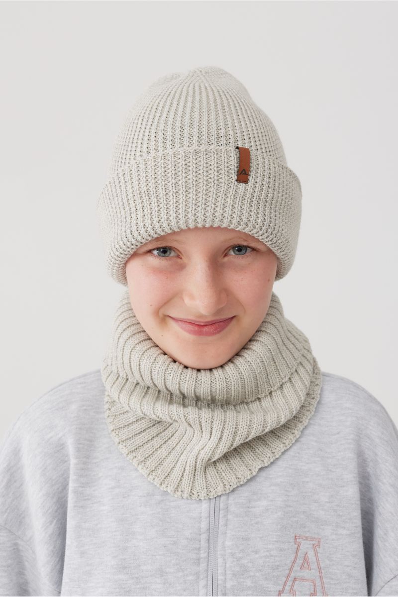 Jasna męska czapka zimowa Harry od Ander z logo na mankiecie wykonana z 100% wełny merino.