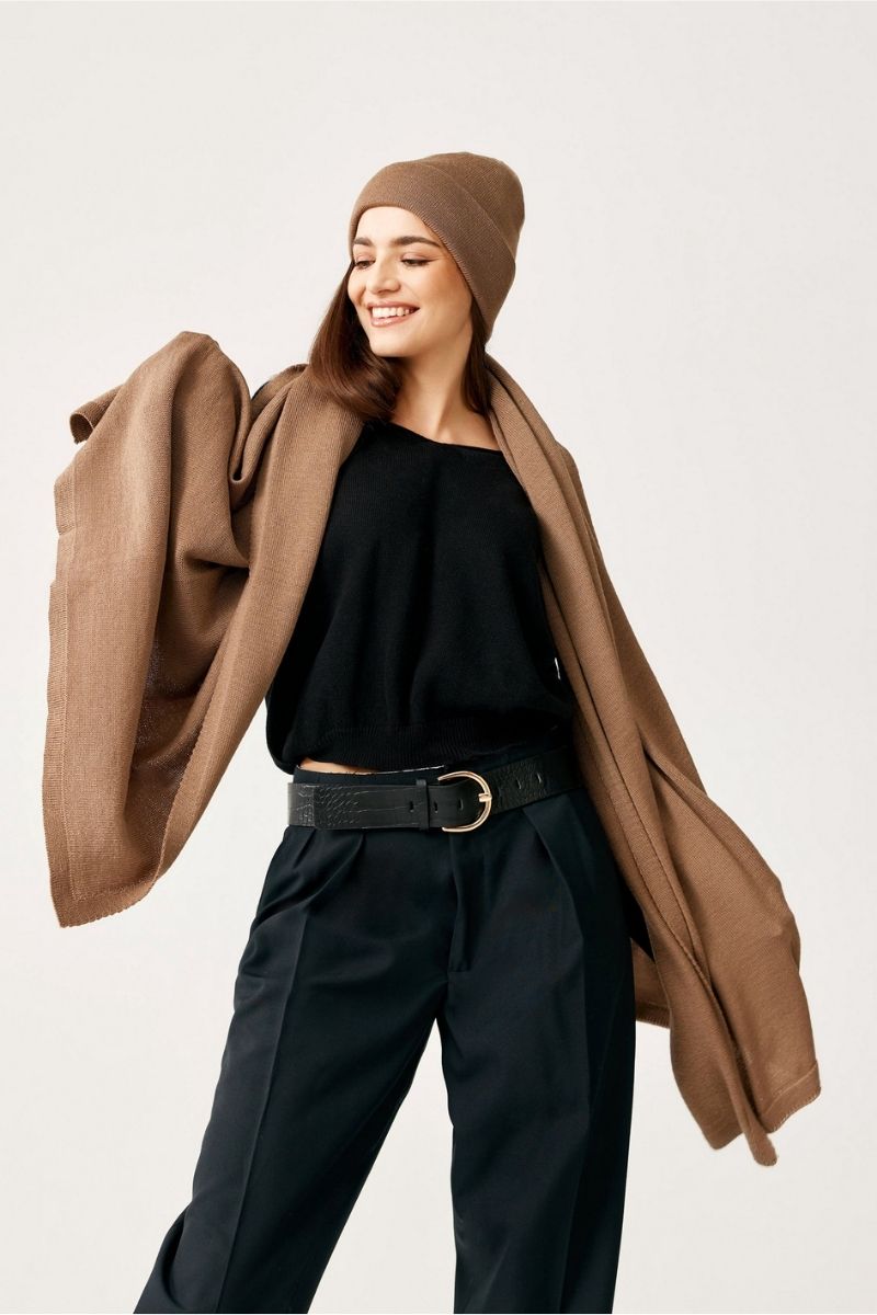 stylowy szal zimowy damski camel minimalistyczny na modelce która się uśmiecha pokazując duży szalik.