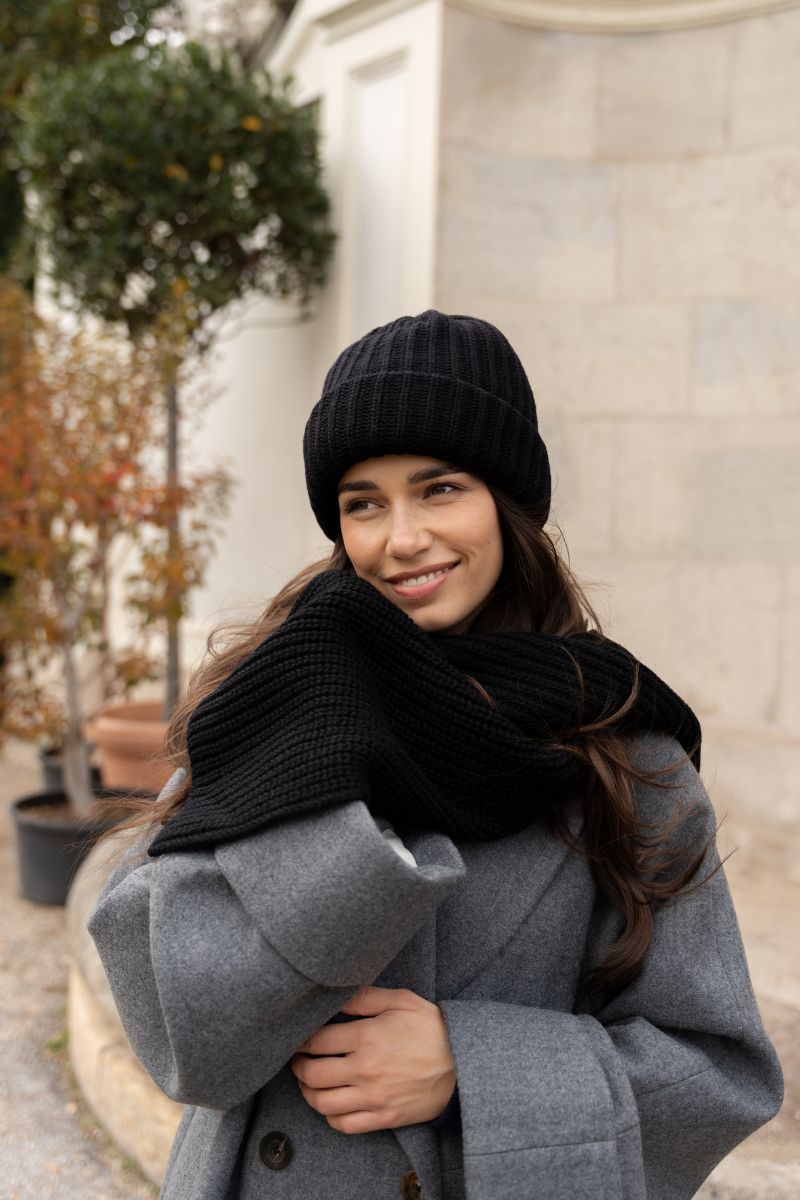 Beanie merino damskie czarna – komfortowa i wygodna czapka na zimę