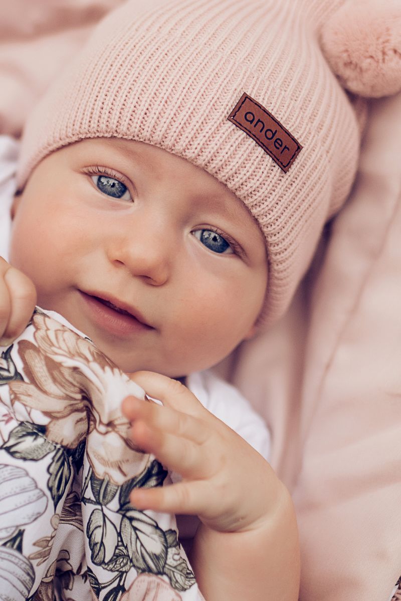 Dziecięca czapka zimowa z wełny merino.
Klasyczna czapka beanie dla dziecka z uszkami misia.