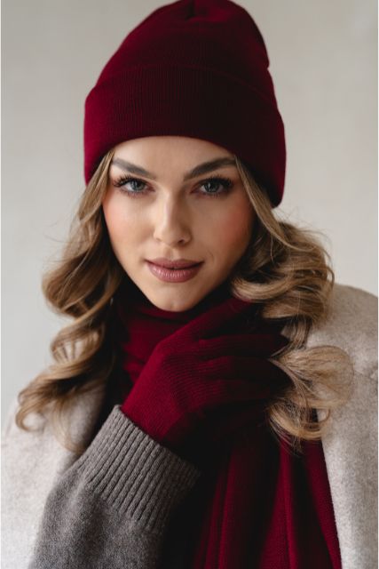 Czapka beanie czerwona bordo z wełny merino – detal na modelce
Czerwona czapka merino – miękka dzianina i komfort noszenia
Czapka zimowa red – zbliżenie na strukturę i dopasowanie
Czapka merino czerwona – elegancki detal stylizacji. romantyczna i zmysłowa.