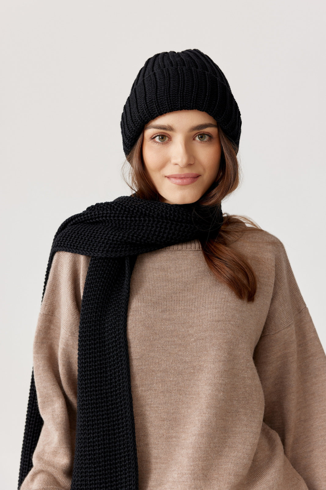 Czapka z wełny merino czarna damska – dopasowana czapka beanie