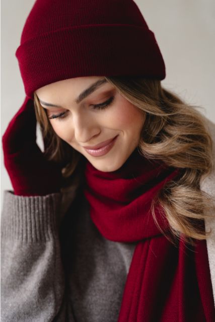 Czapka NAOMI bordo czerowna z wełny merino – detal na modelce
Czerwona czapka merino – miękka dzianina i komfort noszenia
Czapka beanie red NAOMI – zbliżenie na strukturę dzianiny
Czapka merino czerwona – elegancki detal stylizacji