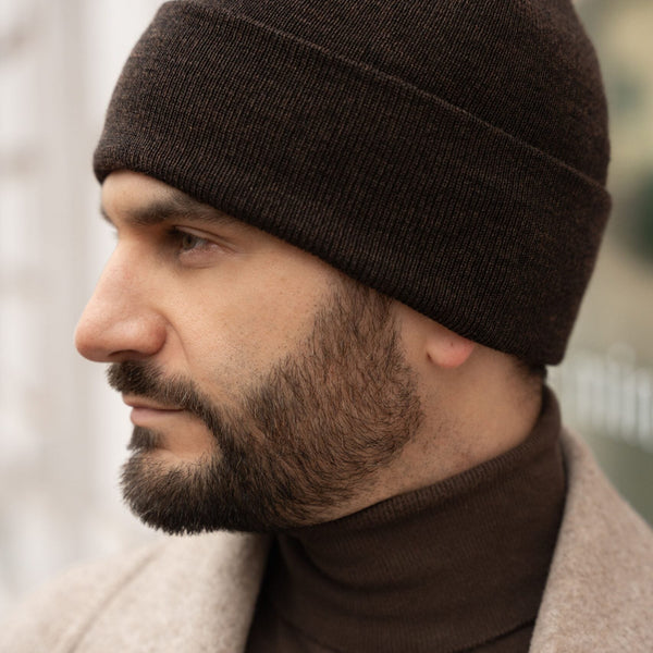 Czapka merino NAOMI czekoladowy brąz męska – elegancka stylizacja