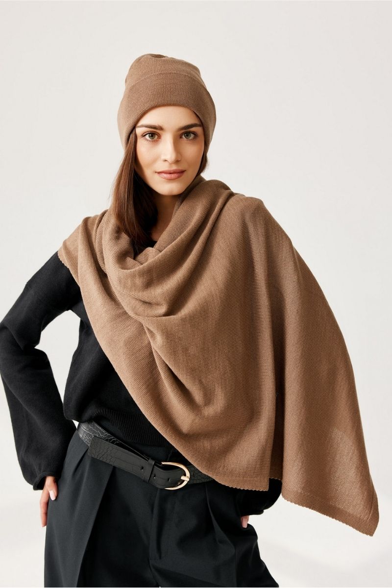 Czapka zimowa NAOMI camel – elegancki komplet z szalem. Merino na modelce - zdjęcie fashion, modowe.