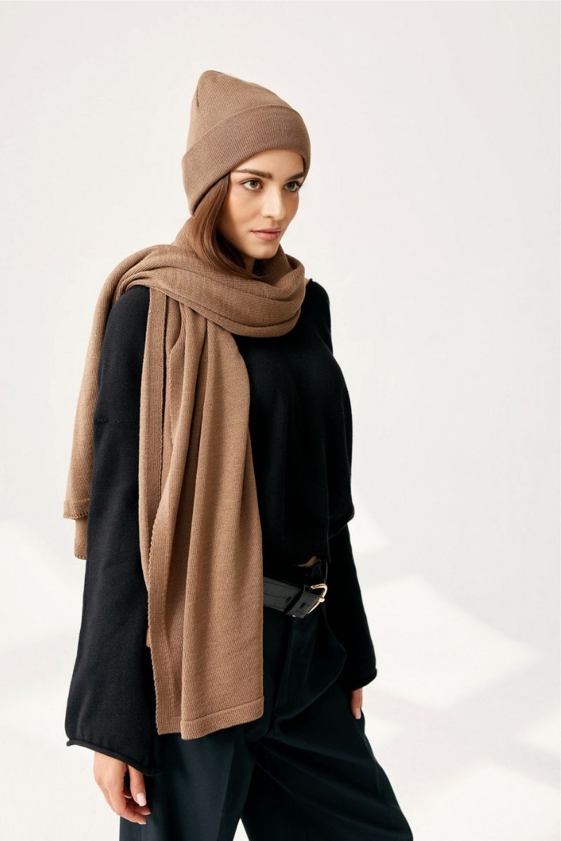 Czapka beanie NAOMI camel z wełny merino – stylizacja damska studio. Mocne spojrzenie modelki w komplecie zimowym z merino. Zdjęcie fashion.