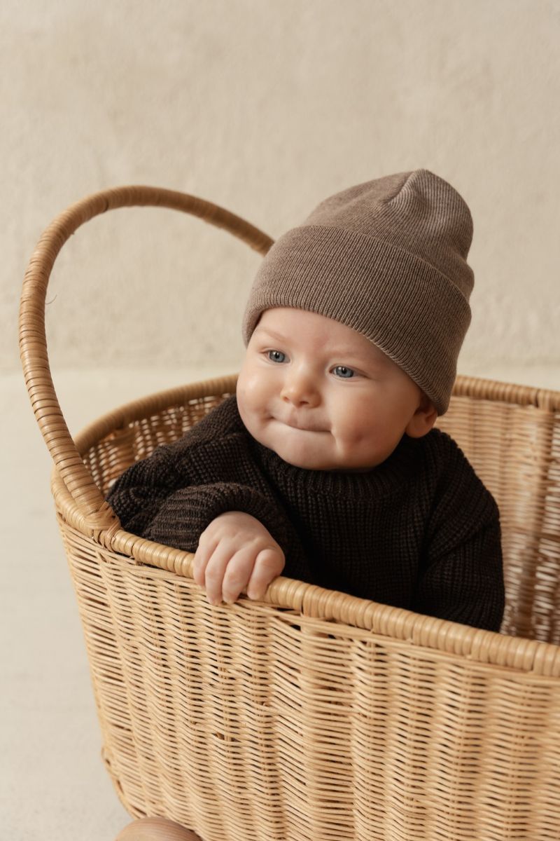 Naturalna czapka merino dla dziecka w brązowym odcieniu.
Czapka NAOMI MINI z podwiniętym brzegiem osłaniającym uszy.