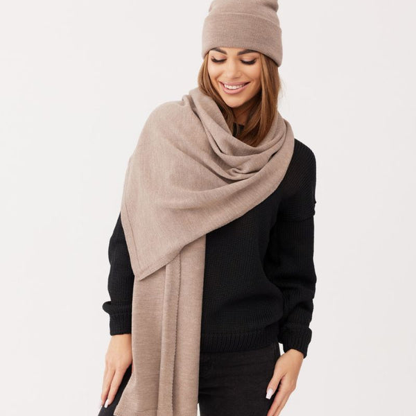 Komplet czapka i szal taupe z wełny merino – stylizacja damska
Czapka beanie i szal camel – zestaw merino na chłodne dni
Czapka i szal w kolorze taupe, szarym, beżowym – minimalistyczny look zimowy
Zestaw zimowy czapka i szal. Komplet z wełny merino– modelka studio