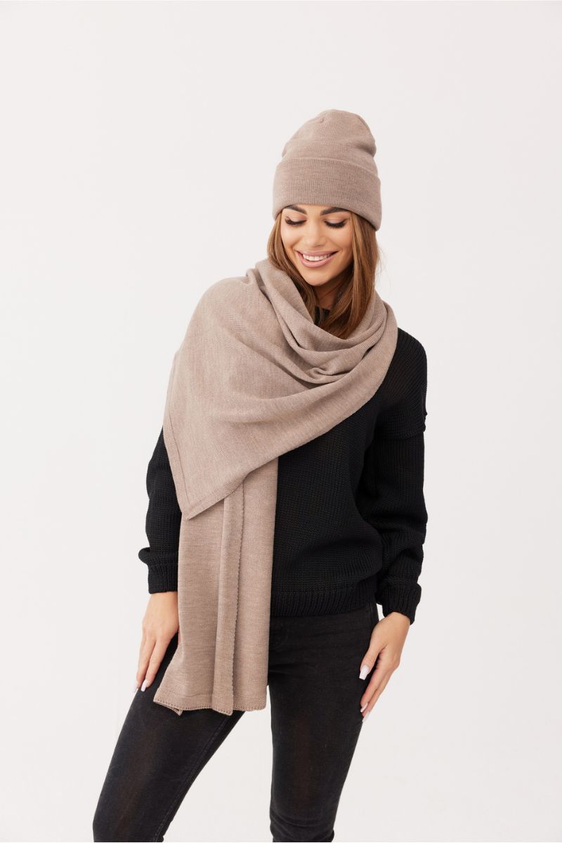 Komplet czapka i szal taupe z wełny merino – stylizacja damska
Czapka beanie i szal camel – zestaw merino na chłodne dni
Czapka i szal w kolorze taupe, szarym, beżowym – minimalistyczny look zimowy
Zestaw zimowy czapka i szal. Komplet z wełny merino– modelka studio