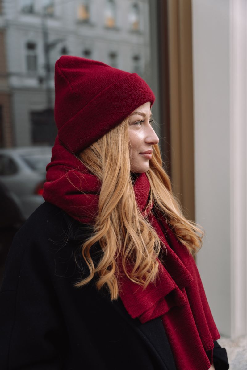 Komplet czapka i szal bordo z wełny merino – stylizacja w mieście
Czapka beanie i szal bordo – zestaw merino na modelce z profilu
Czerwona czapka merino i szal – zimowy look miejski
Zestaw zimowy czapka i szal bordo – modelka w plenerze
