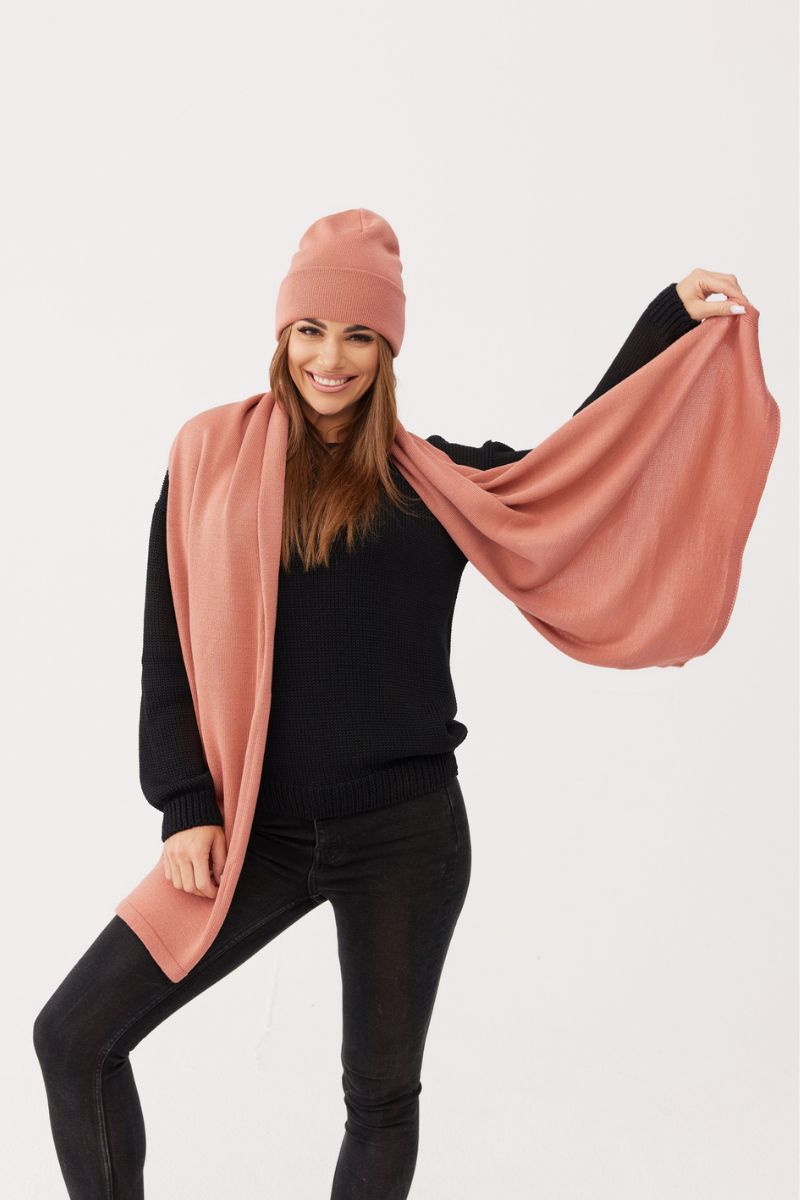 Czapka merino almond NAOMI czapka i szal w komplecie – miękka i oddychająca na modelce