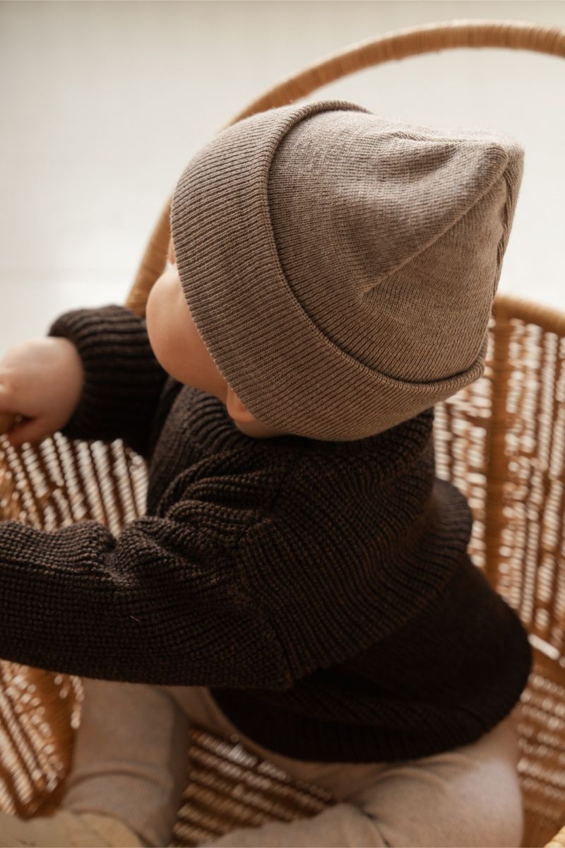 Brązowa czapka dziecięca z oddychającej wełny merino.
Czapka NAOMI MINI z naturalnymi właściwościami termoregulacyjnymi.
