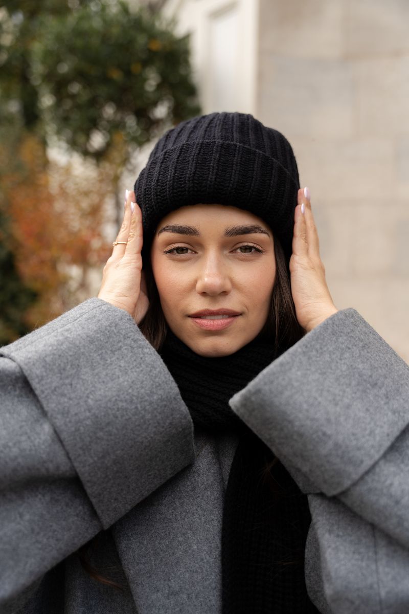 Stylowa czapka merino czarna na modelce – zimowa stylizacja