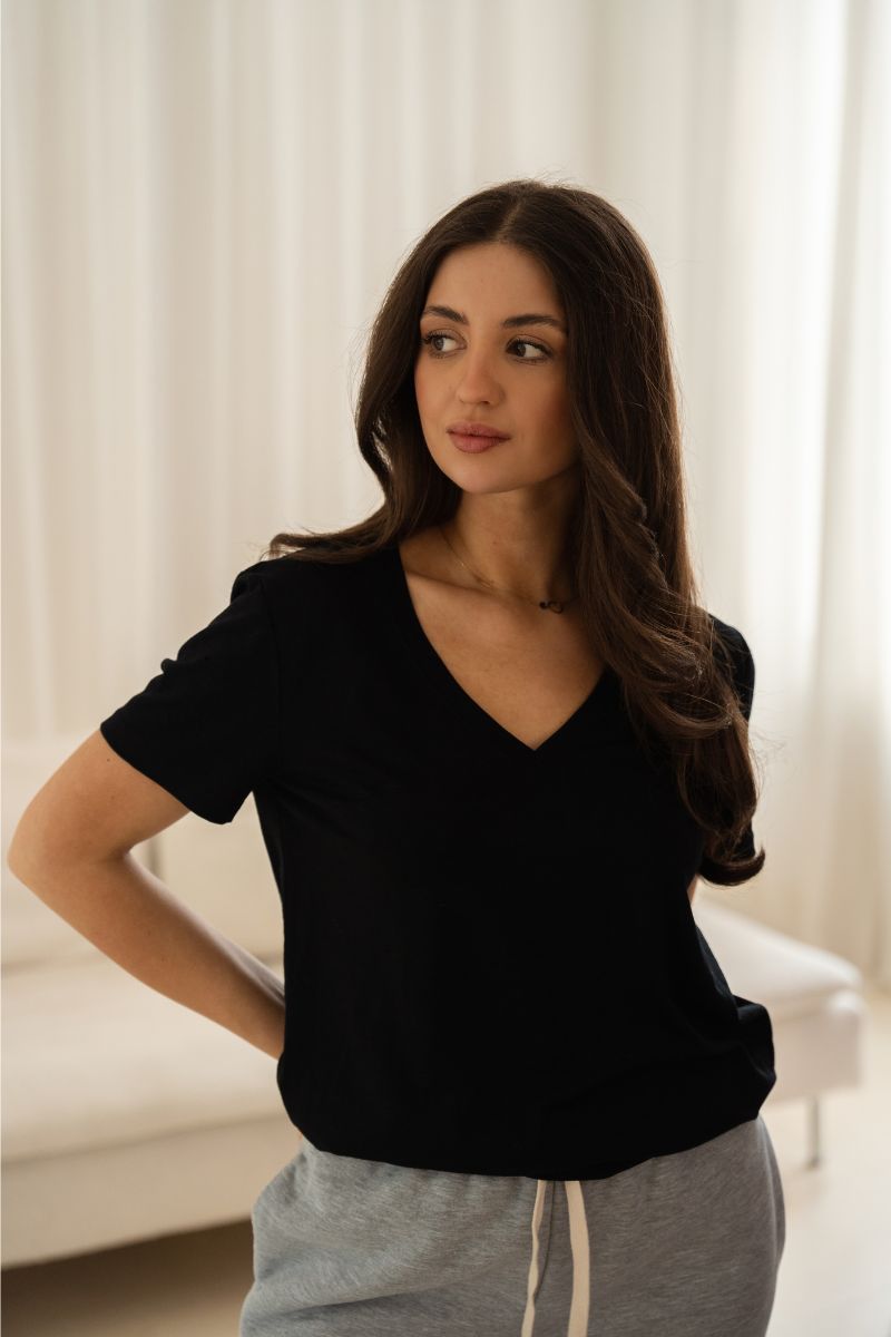 Czarna koszulka merino zapewniająca komfort przez cały dzień.
Klasyczny T-shirt damski z naturalnej wełny merino.