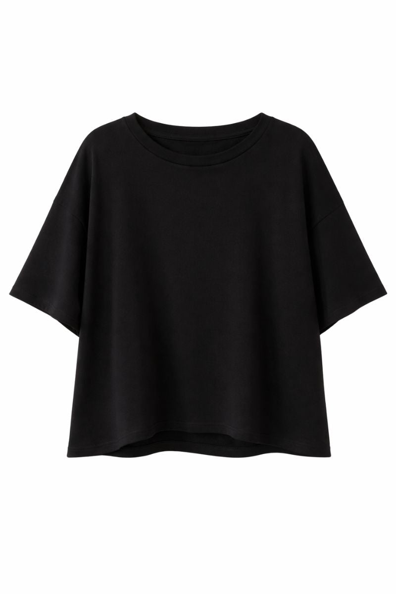Czarna koszulka damska z miękkiej dzianiny merino.
T-shirt NERO z oddychającego materiału naturalnego.