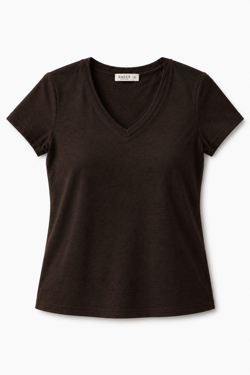 Brązowy T-shirt NERO z wysokiej jakości wełny merino.
Damska koszulka merino łącząca komfort i minimalistyczny styl.