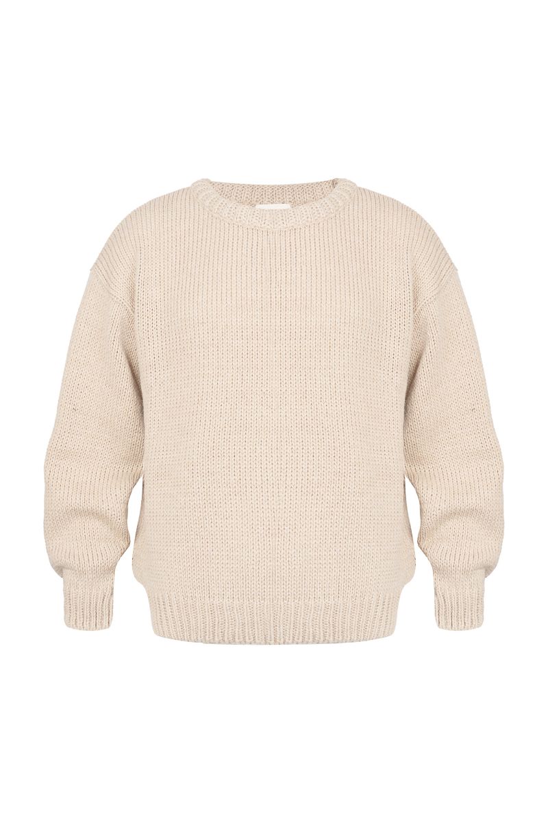 Sweter z wełną GIGI dostępny w trzech wariantach kolorystycznych.
Sweter GIGI w jasnym kolorze z obniżoną linią ramion.