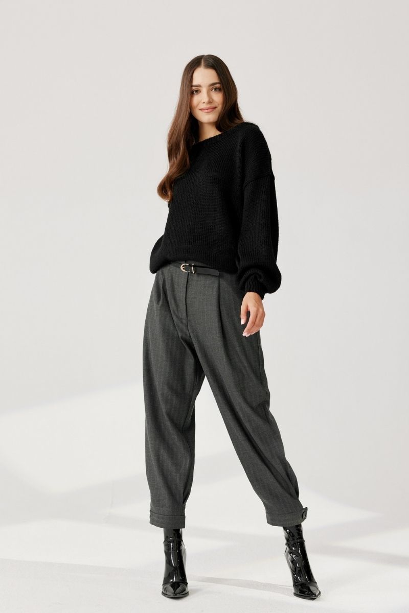 Sweter GIGI w stylizacji z beżowymi spodniami.
Sweter z dodatkiem wełny GIGI do casualowych stylizacji.