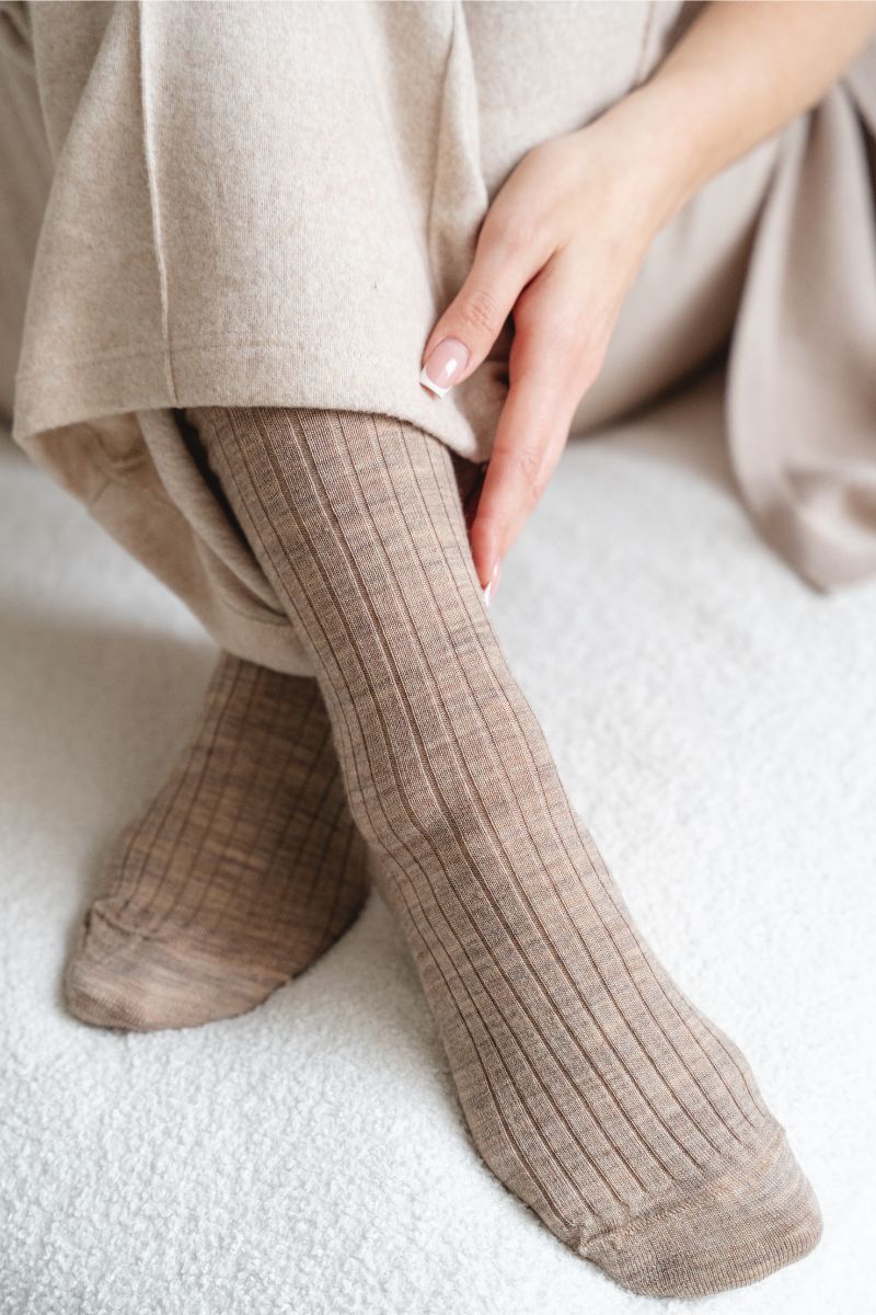 Ciepłe skarpetki merino odpowiednie na jesień i zimę.
Eleganckie skarpetki z wełny merino do codziennych stylizacji.
