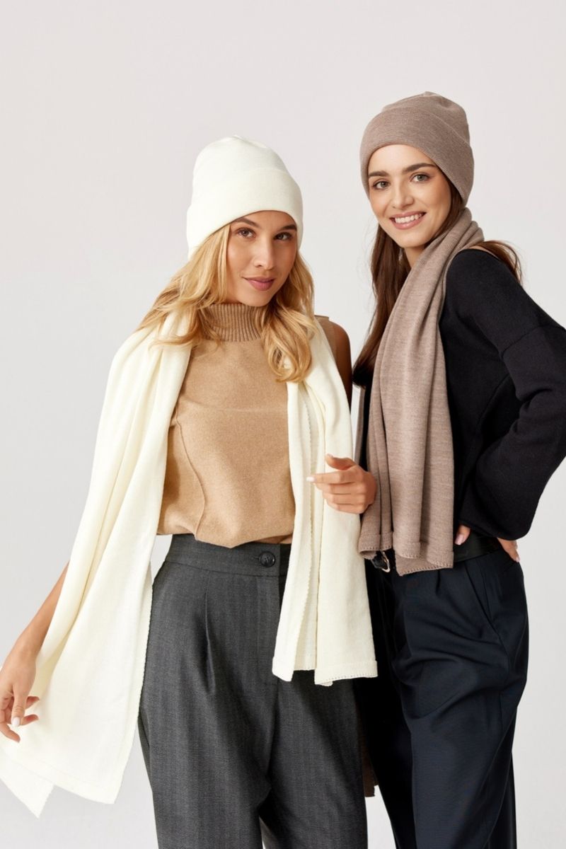 szal welniany ecru damski duzy i miekki merino na obu modelkach, które mają komplety nomi i penelope w kolorach ecru oraz taupe.