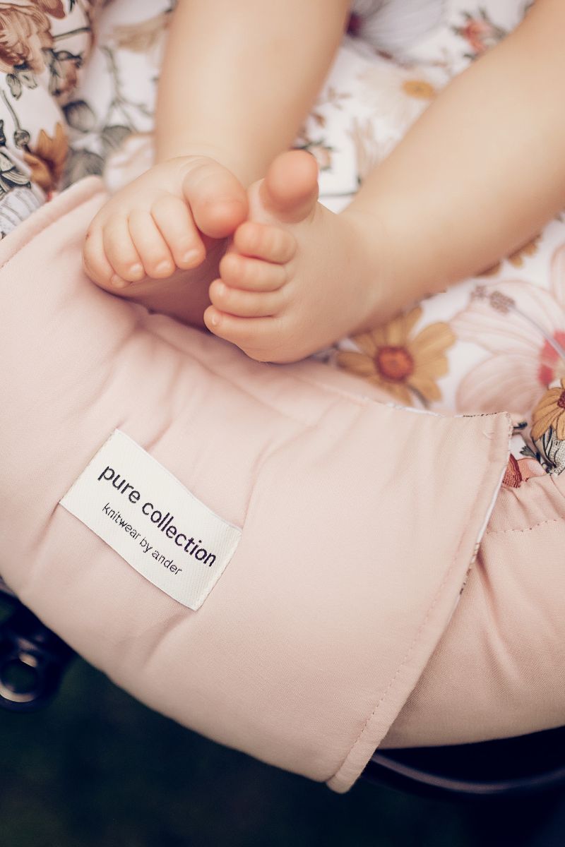 Kokon niemowlęcy zapewniający przytulne miejsce do odpoczynku.
Gniazdko niemowlęce z miękką bawełnianą tkaniną.