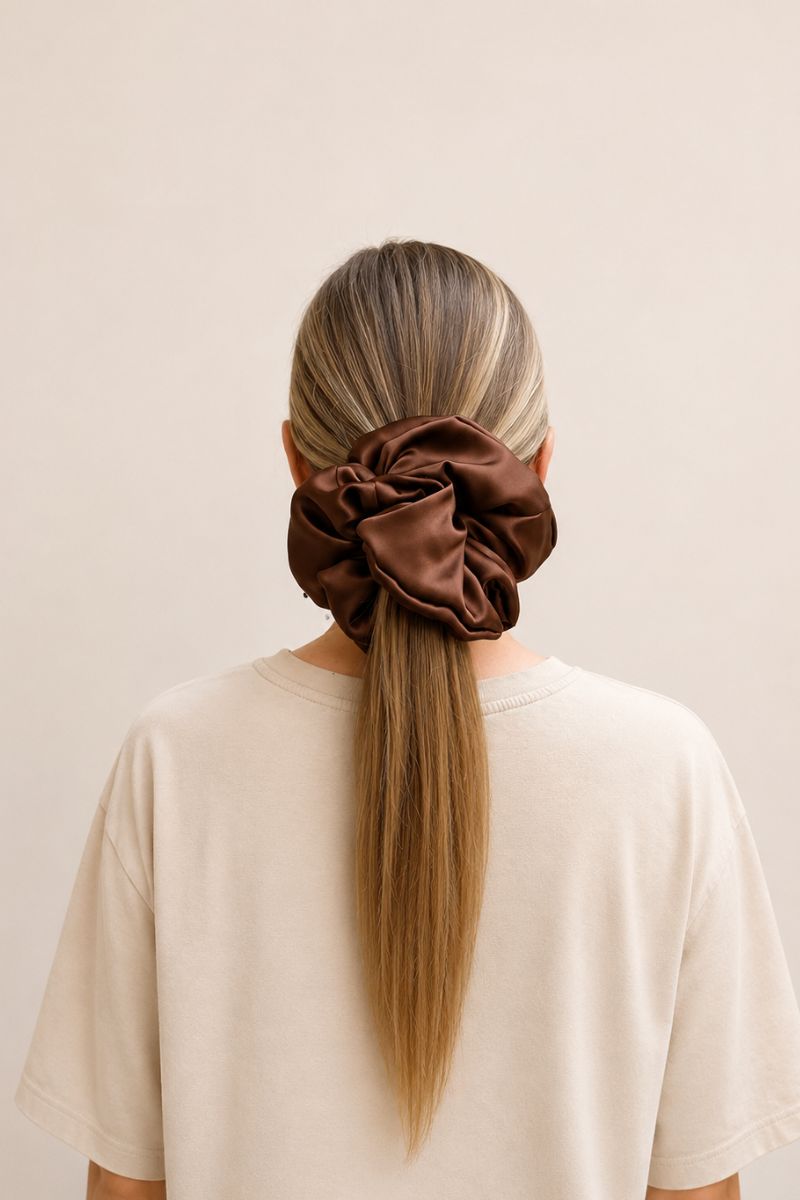 Elegancka gumka do włosów z 100% jedwabiu naturalnego.
Jedwabna scrunchie SILQ w klasycznym brązowym kolorze.