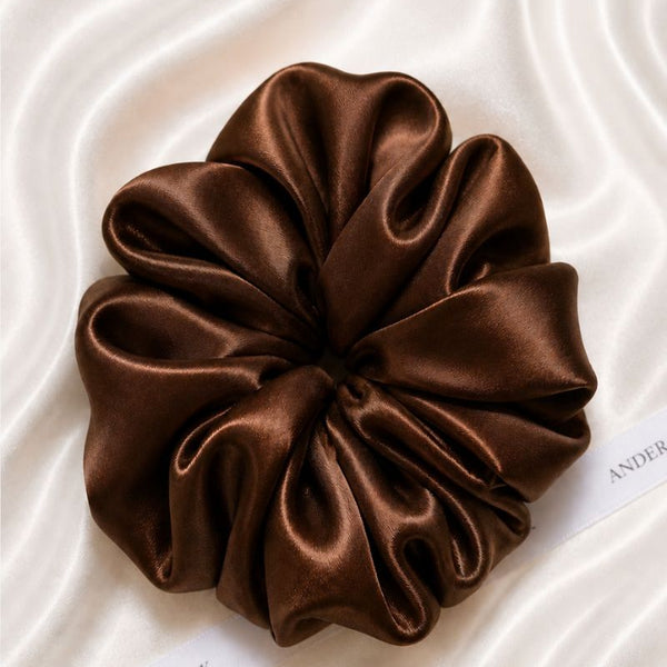 Jedwabna gumka do włosów zapewniająca komfort noszenia przez cały dzień.
Stylowa brązowa scrunchie SILQ do codziennych i eleganckich stylizacji.