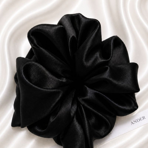 Jedwabna scrunchie SILQ w klasycznym czarnym kolorze.
Delikatna gumka do włosów odpowiednia do codziennych fryzur.