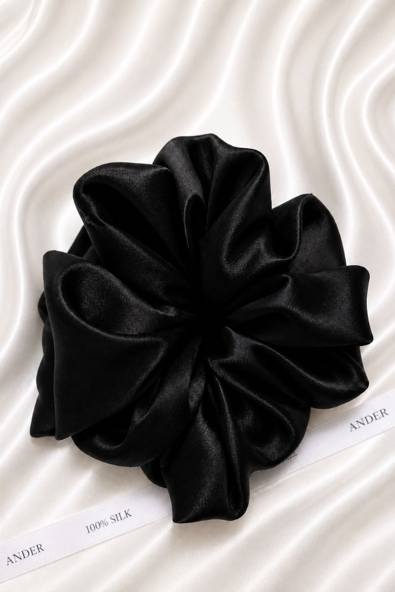 Jedwabna scrunchie SILQ w klasycznym czarnym kolorze.
Delikatna gumka do włosów odpowiednia do codziennych fryzur.