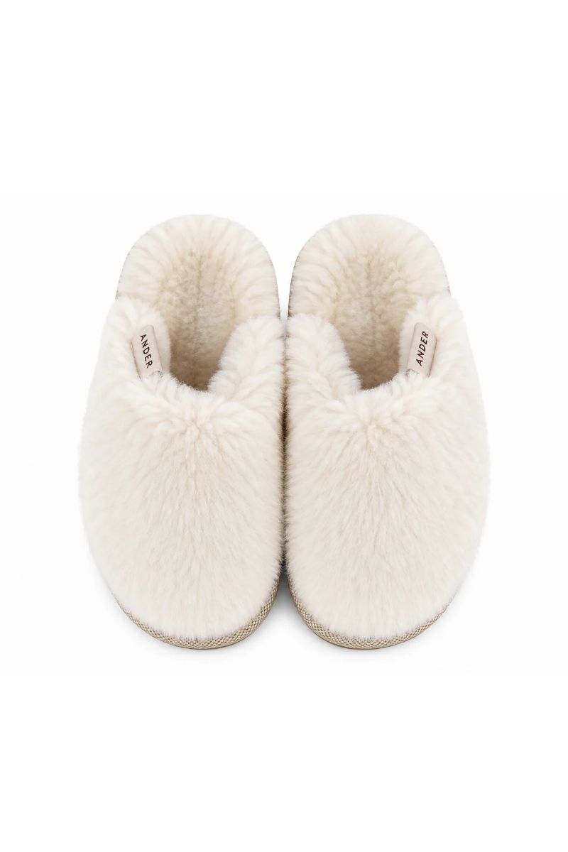 Zabudowane kapcie damskie z puszystej wełny merino.
Kapcie ETNA WINTER z miękką, wełnianą wkładką.