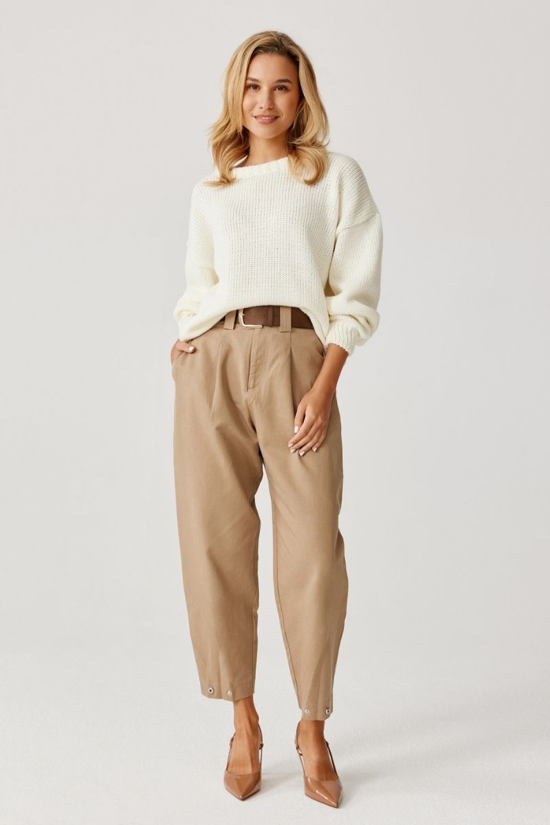 Damski sweter GIGI z delikatnie prążkowaną strukturą dzianiny.
Sweter GIGI o prostym kroju w kolorze off white.
