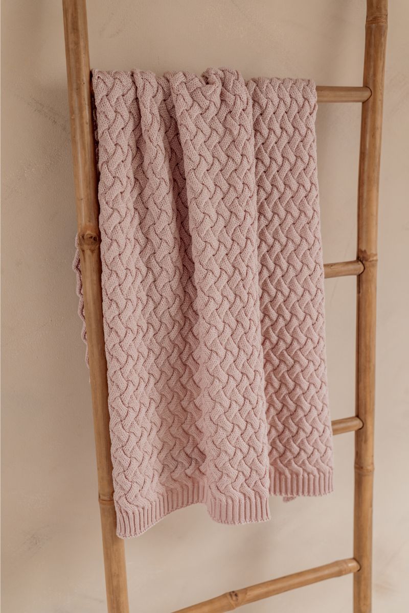 Kocyk merino FLUFFY o wymiarach 75 × 100 cm.
Dzianinowy kocyk niemowlęcy z dekoracyjnym splotem.