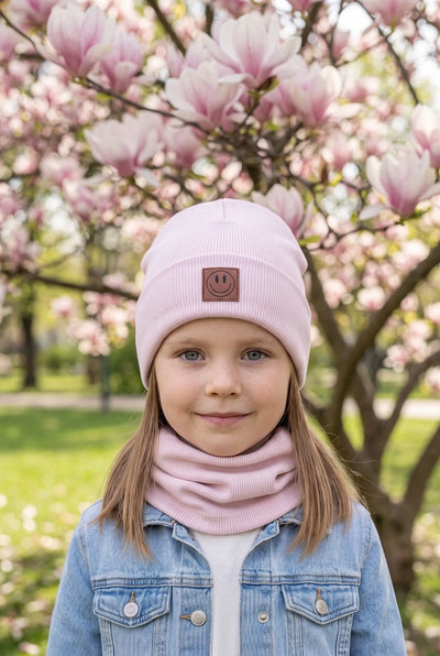 Dziecko w komplecie czapka i komin SMILE, kolor jasnoróżowy – widok z przodu.