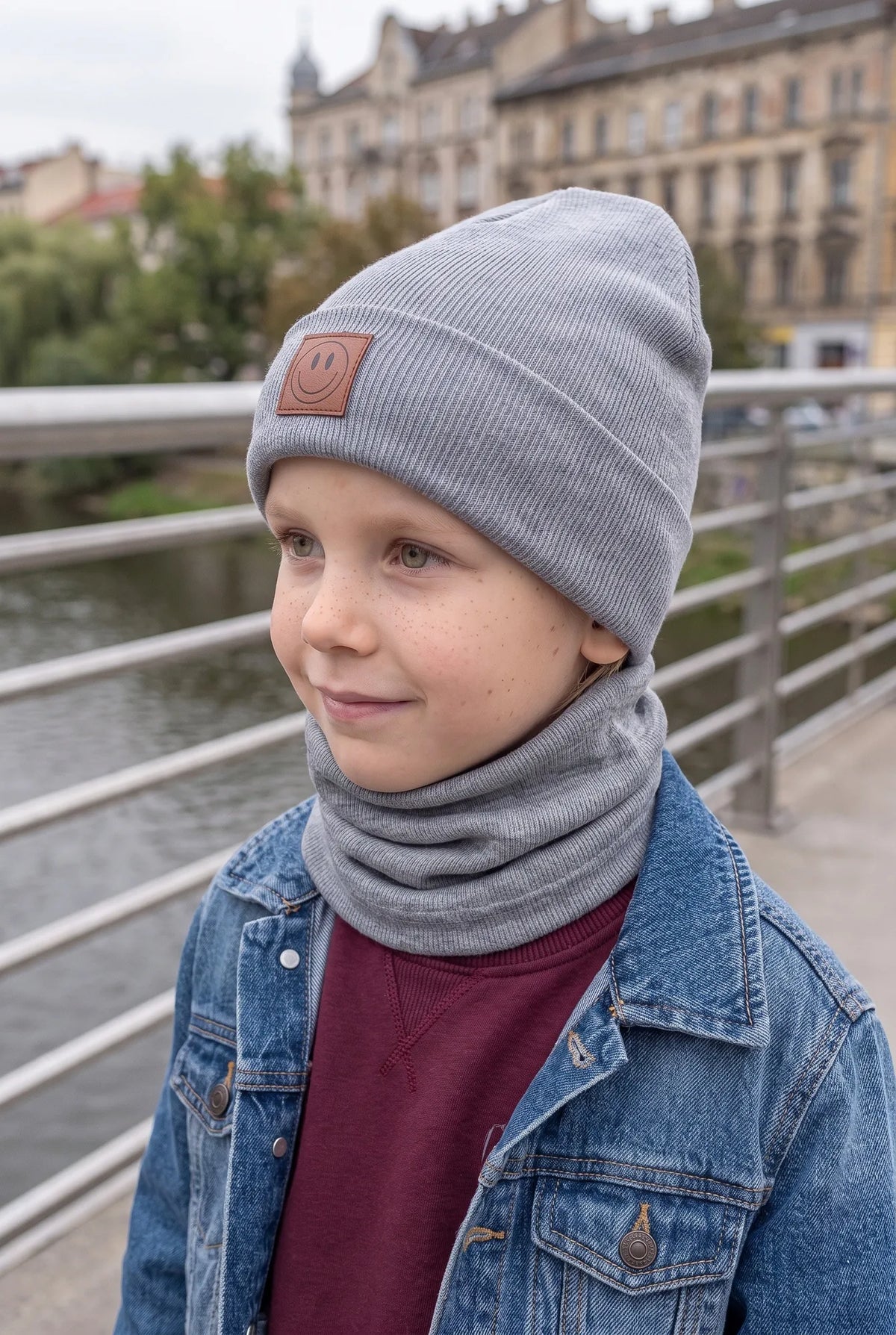 Dziecko w komplecie czapka i komin SMILE, kolor szary – ujęcie pod kątem.
