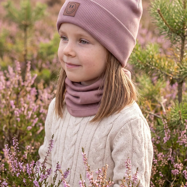 Dziecko w komplecie czapka i komin SMILE, kolor wrzosowy – ujęcie pod kątem.