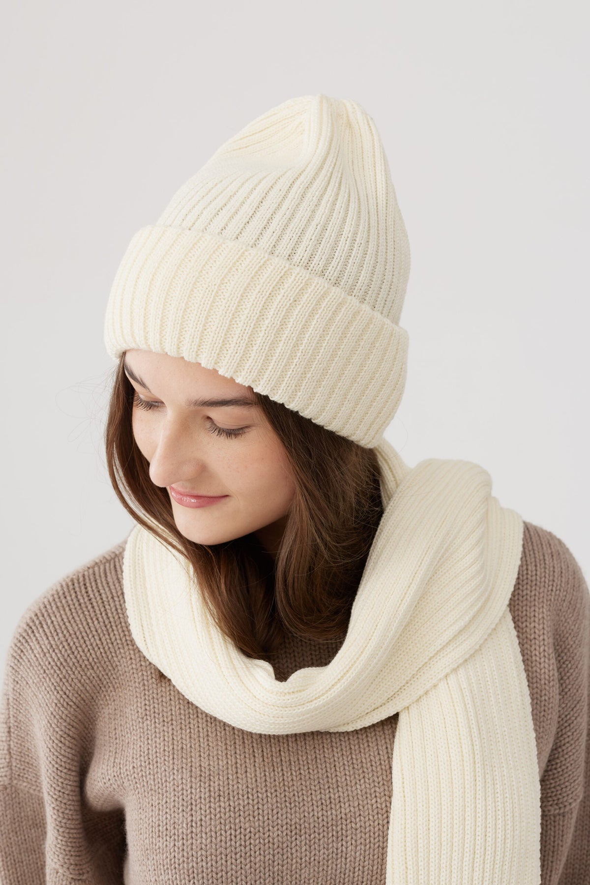komplet czapka beanie i szal DAILY z 100% wełny merino w jasnym kolorze