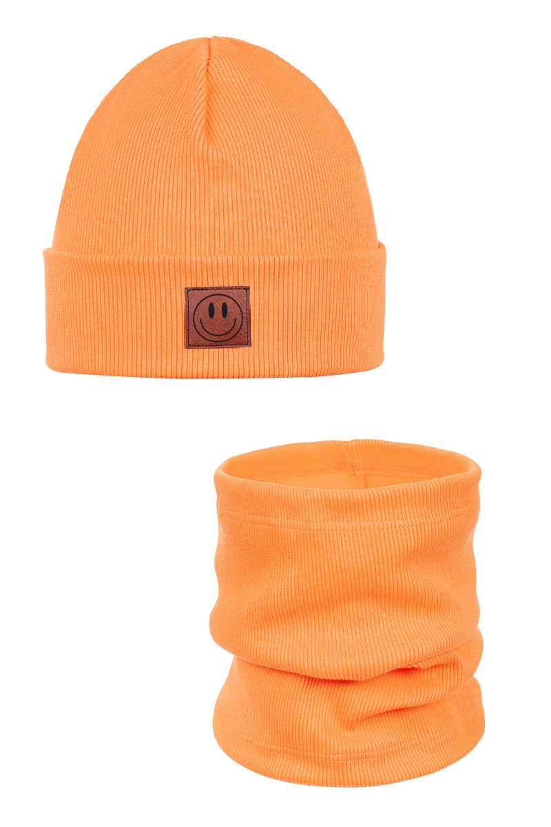 Komplet unisex dla dzieci z elastycznej bawełny.
Bawełniana czapka dziecięca z modną naszywką smile.