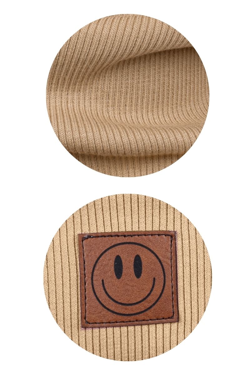 Czapka dziecięca SMILE z dopasowanym kominem.
Komplet unisex dla dzieci wykonany z bawełny.
