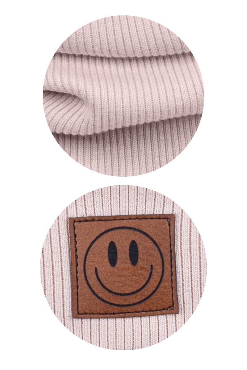 Bawełniany zestaw czapka i komin dla dziecka.
Dziecięcy komplet z modną naszywką smile.