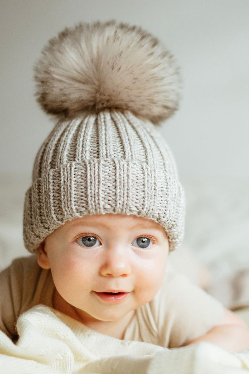Czapka niemowlęca OLLO BABY wykonana w 100% z wełny merino.
Beżowa czapka OLLO BABY z dużym pomponem dla niemowlaka.