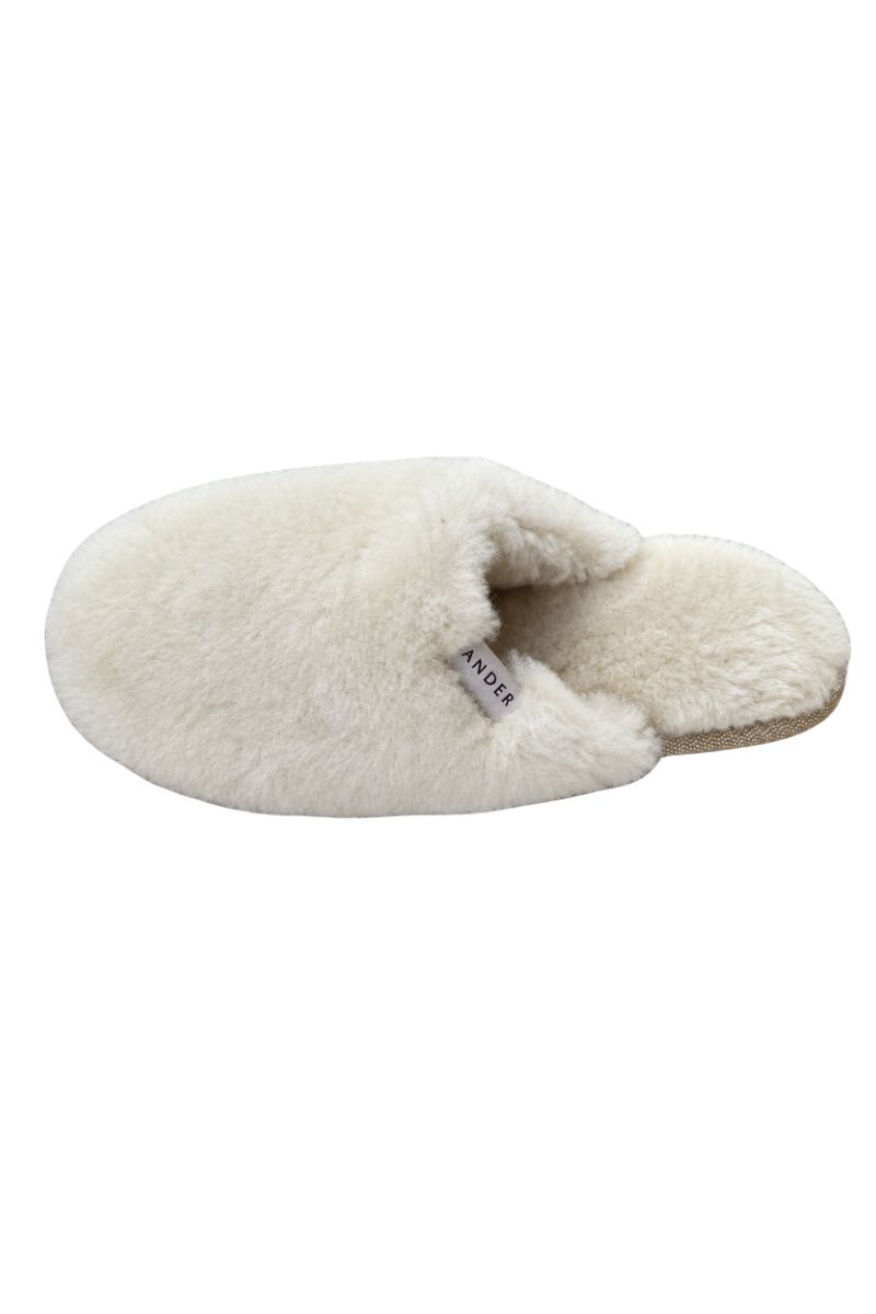 Miękkie kapcie domowe z wełny merino w naturalnym kremowym odcieniu.
Kapcie ETNA WINTER zapewniające przyjemne otulenie stóp.