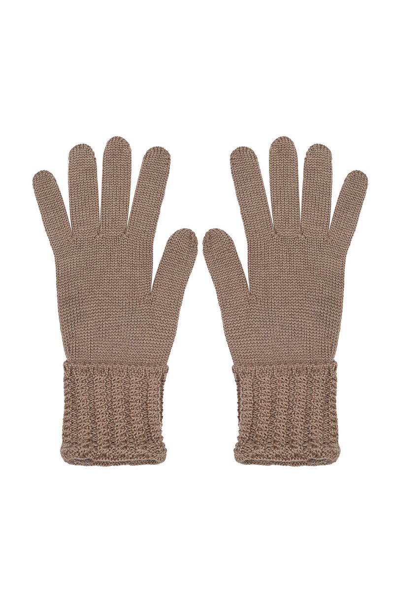 rękawiczki damskie w kolorze camel z wełny merino na dłoniach modelki