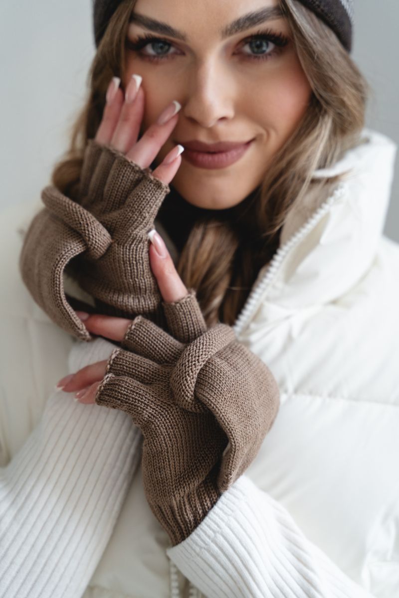 eleganckie rękawiczki wełna merino damskie z guzikiem i odkrywanymi palcami w kolorze camel, jasny brąz