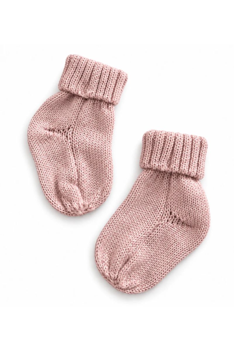 Skarpetki dziecięce LUMI wykonane w 100% z wełny merino w pudroworóżowym kolorze.
Różowe skarpetki niemowlęce LUMI z naturalnej wełny merino.
