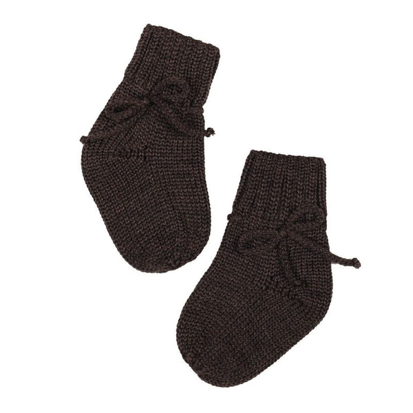 Brązowe skarpetki niemowlęce z 100% wełny merino.
Miękkie skarpetki dla niemowlaka z ozdobną kokardką.