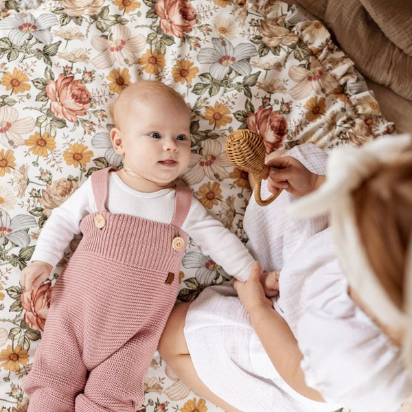 Ogrodniczki ENZO z miękką dzianiną i ściągaczami.
Dziecięce spodnie merino z wygodnym krojem unisex.