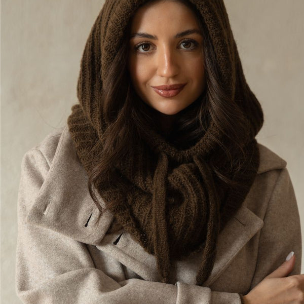 Kominiarka ALPINA wykonana z przyjemnej i puszystej dzianiny.
Damska osłona głowy i szyi na chłodne jesienne oraz zimowe dni.