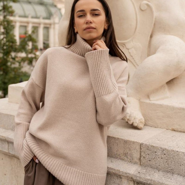 Sweter damski BELLAGIO z wełny merino extra fine i kaszmiru.
Beżowy sweter BELLAGIO z wysokim golfem i wydłużonym fasonem.